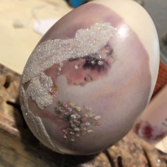 Handpainted Bride W/ Veil Bouquet Glittery Decor - Picture 4 of 11